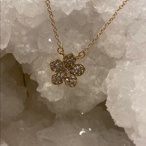 Elegant Gold Flower Pendant Necklace